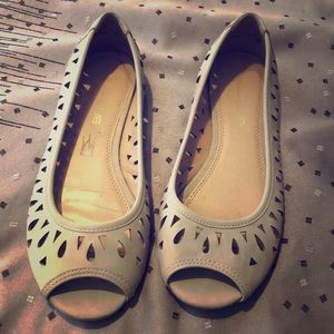 Cream open toe shoe